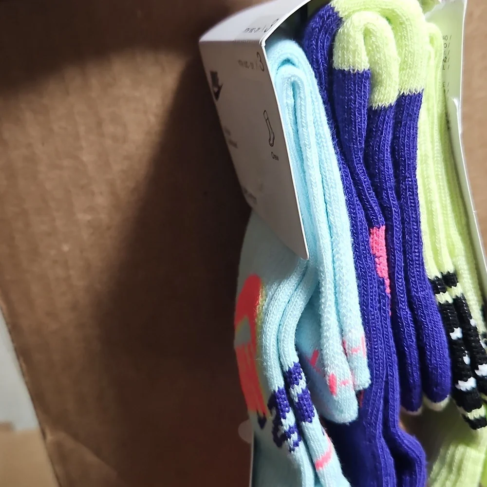 NIKE YOUTH 3 PACK SOCKS: BLUE/PURPLE/GREEN: NEW IN PACK: SIZE XS (10C-3Y)